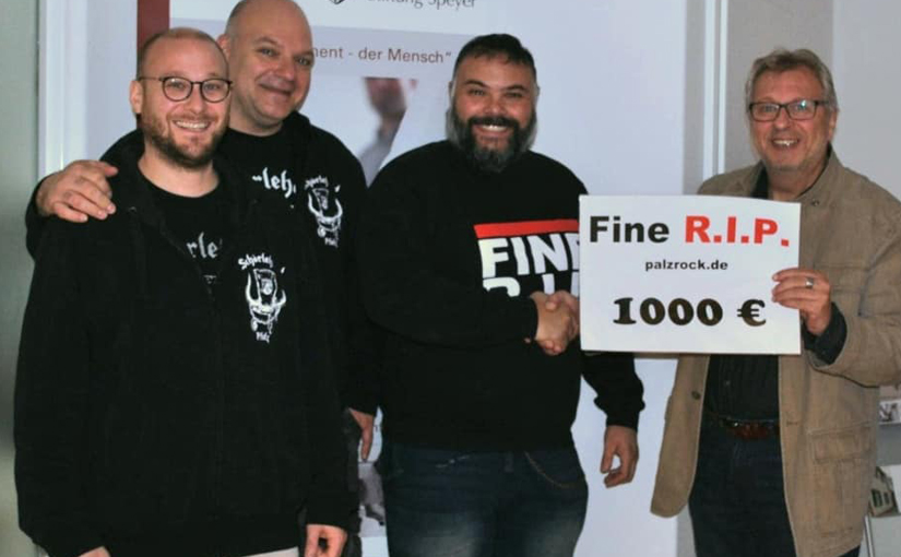 Pfälzer Mundartband Fine R.I.P. sammelt 1000 € für Kinderdorf Maria Regina in Silz.